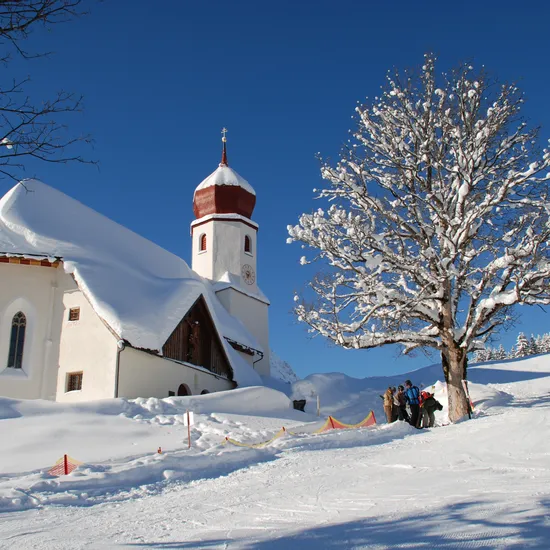 damuelser-kirche-im-winter_c_huber-images-damuels-faschina-tourismus.jpg